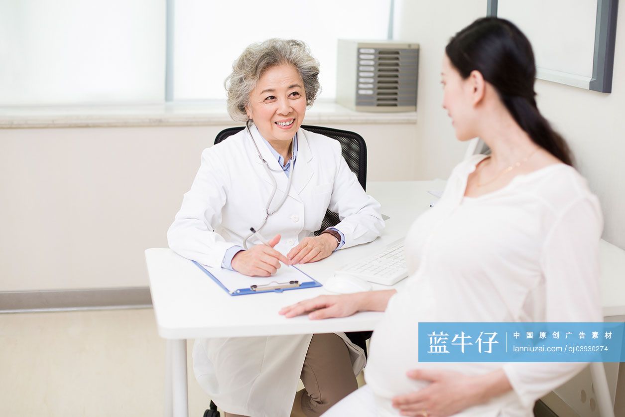 老医生给孕妇做检查
