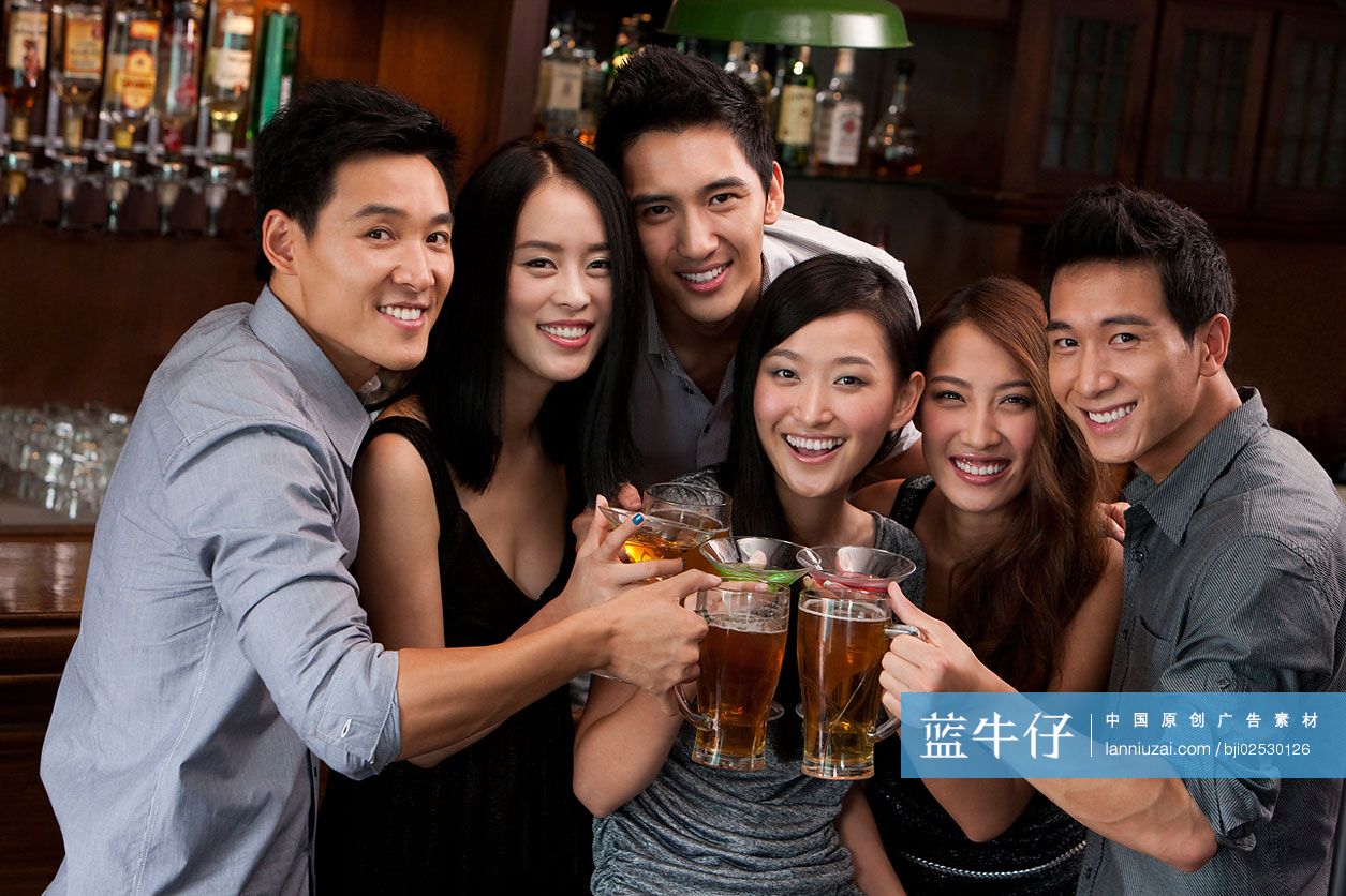 时尚青年男女在酒吧