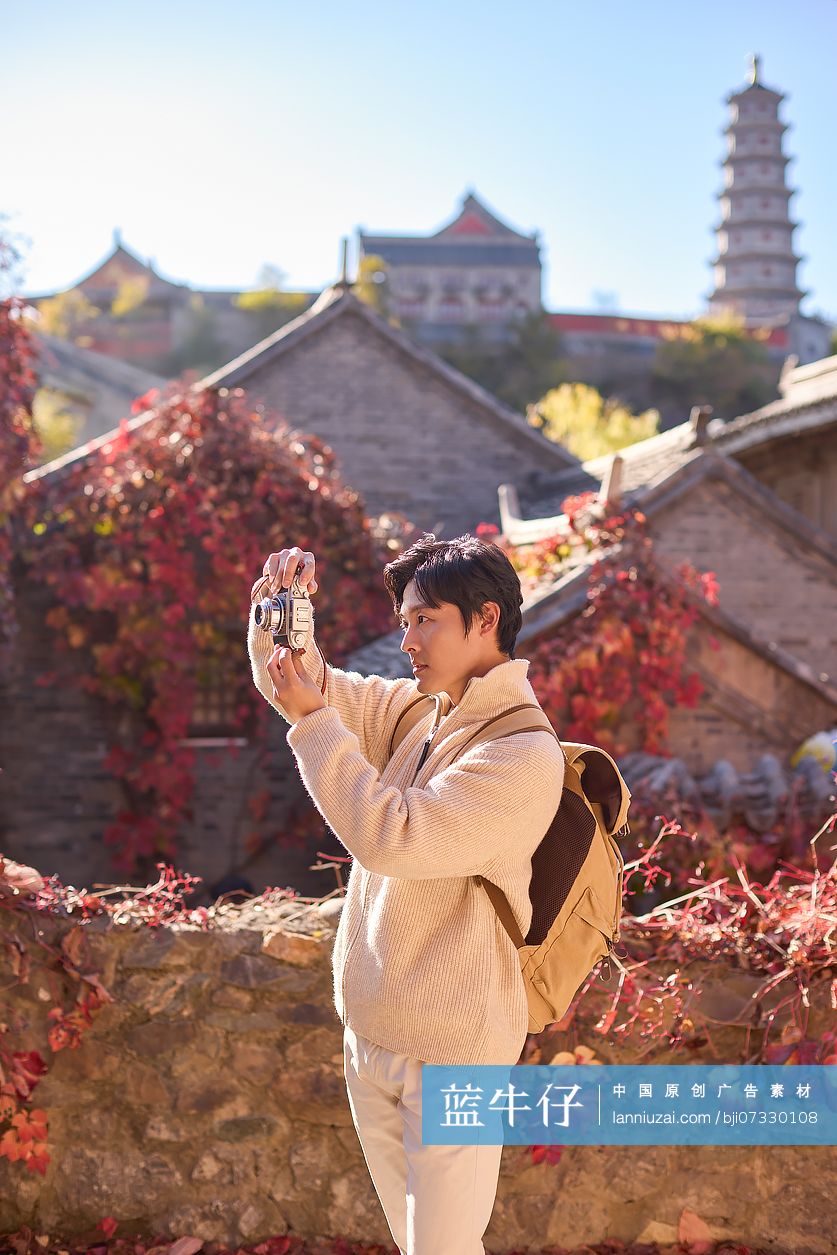 快乐男子旅游拍照