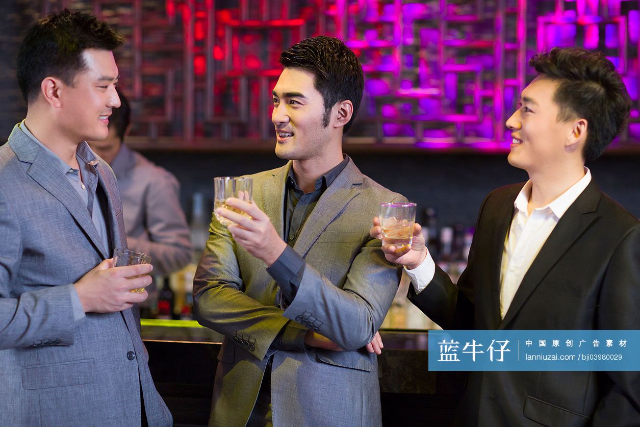 友人在酒吧聚会喝酒