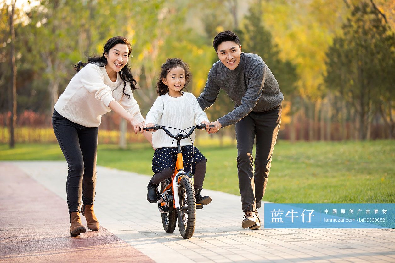 父母教孩子骑自行车