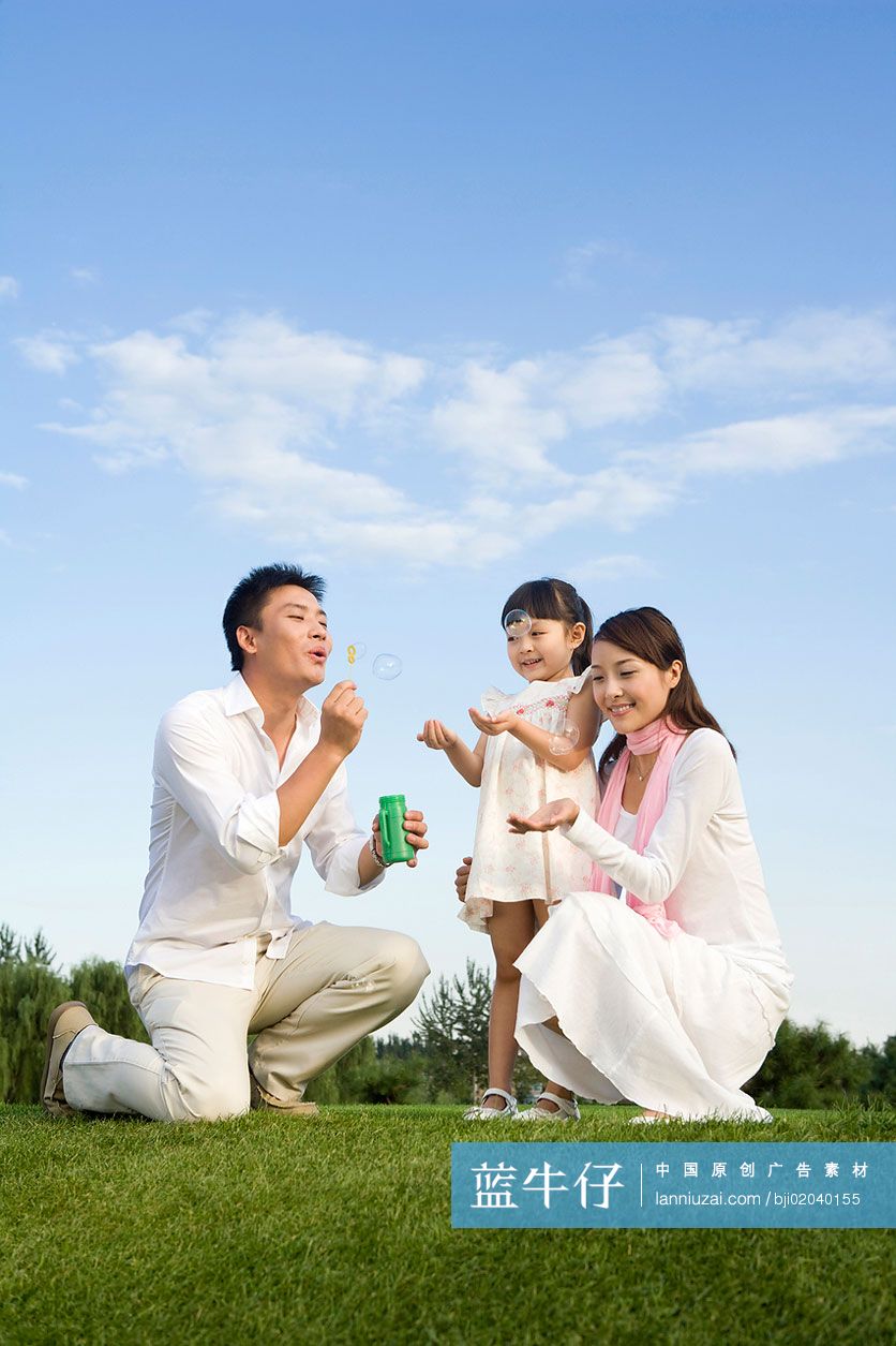 一家三口在一起嬉戏