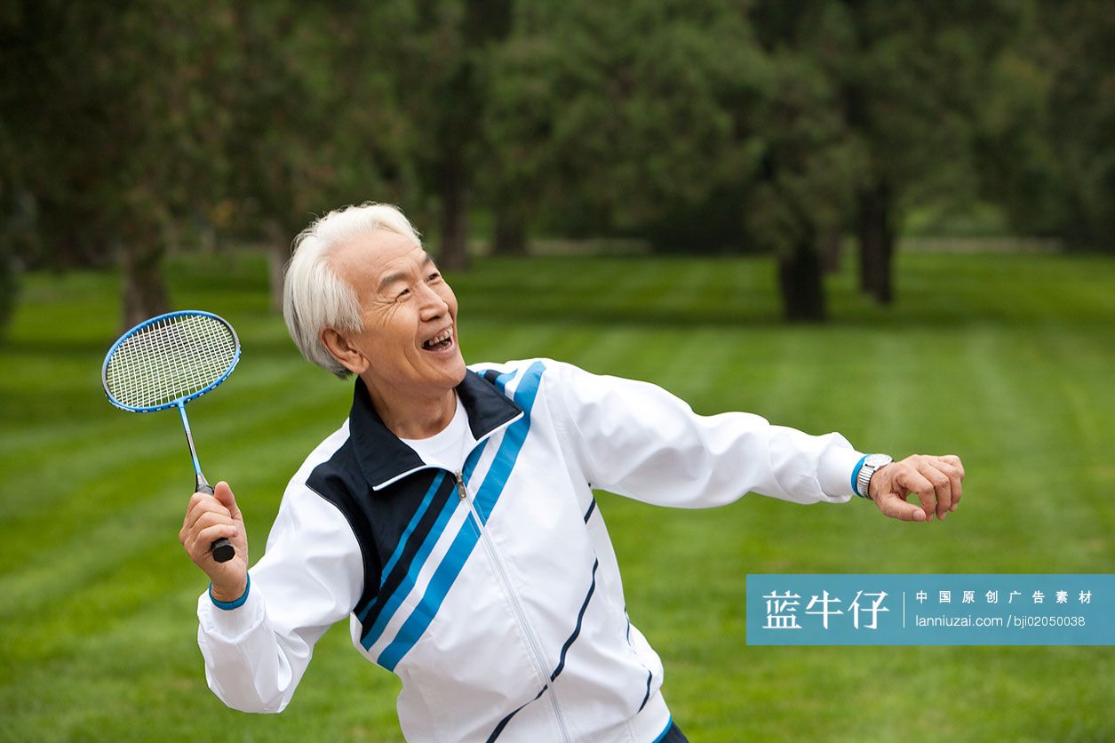 老年男子在公園打羽毛球