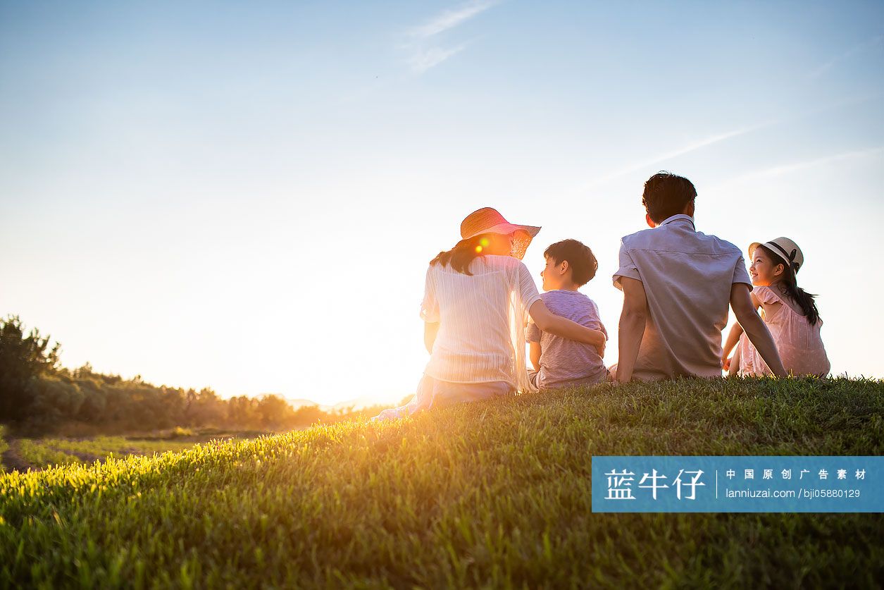 年轻家庭在草地上