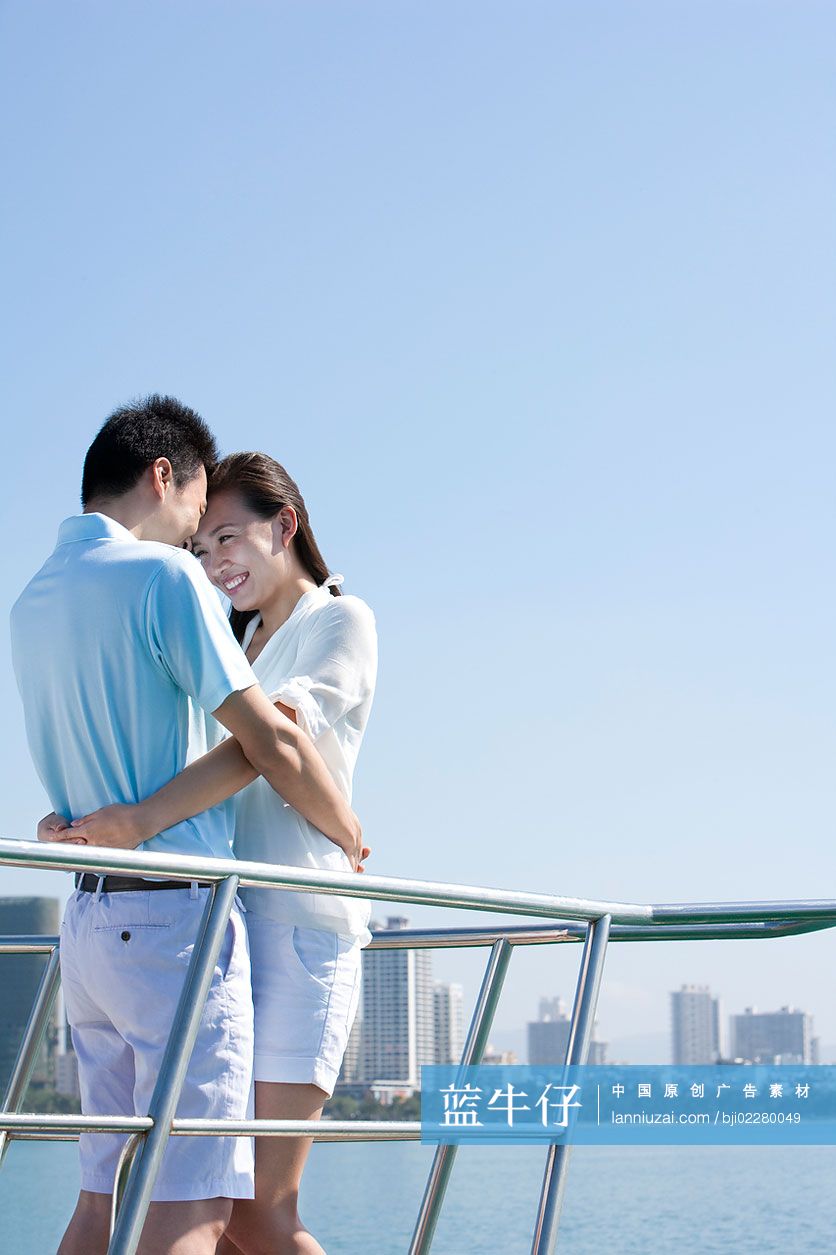 青年夫妇在游艇上拥抱
