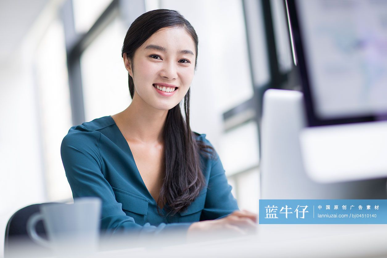 年轻商务女士在办公室工作