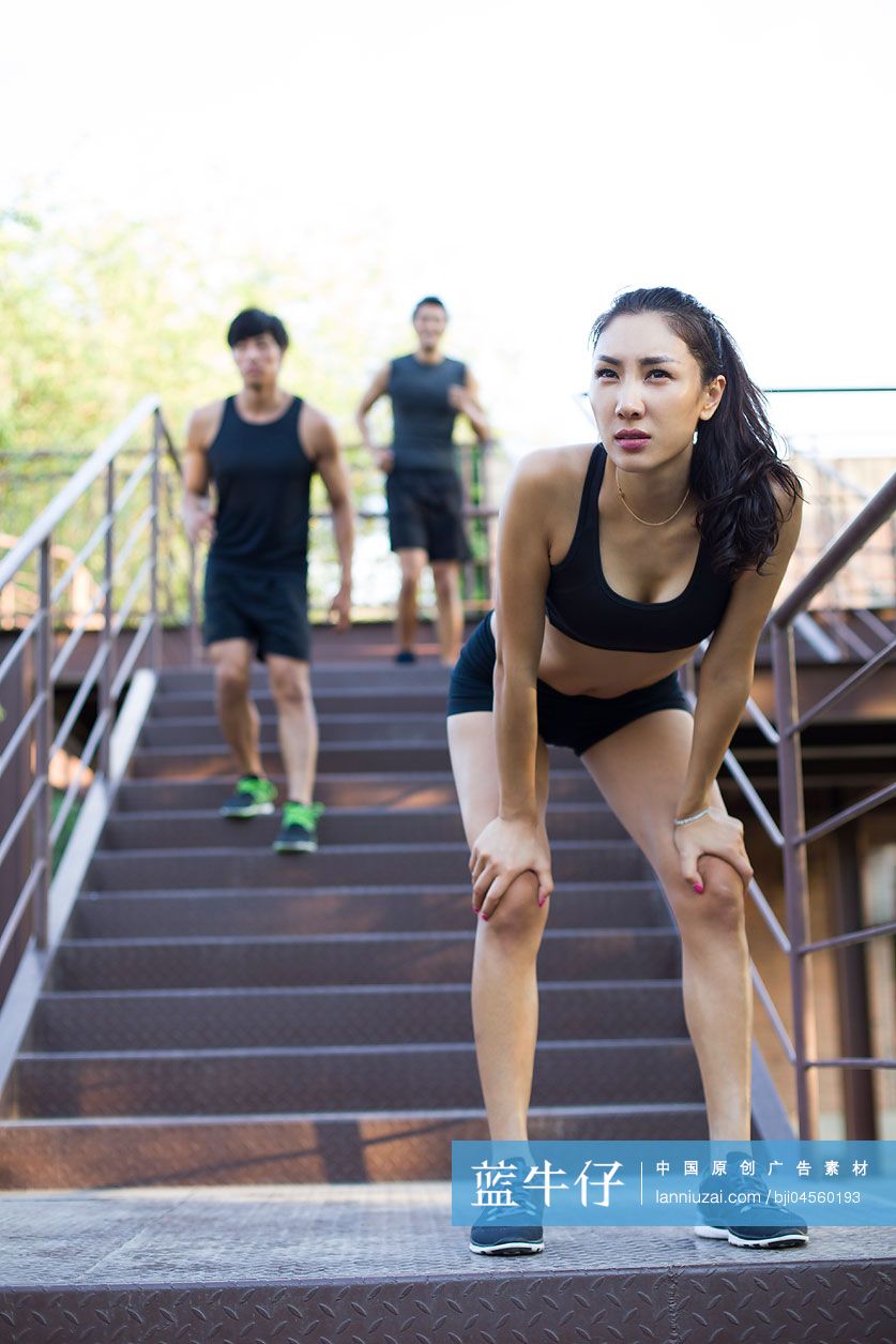 年轻女子跑步途中休息