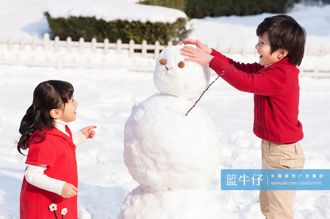 快乐的孩子们堆雪人