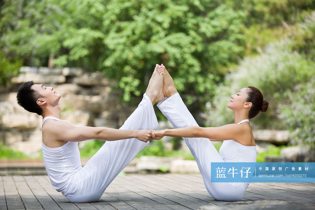 练瑜伽的年轻男女