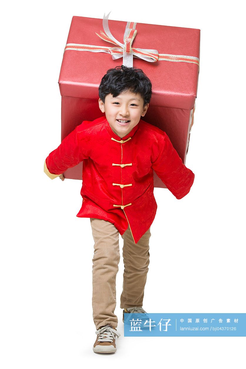 快乐的男孩背着一份超大礼物