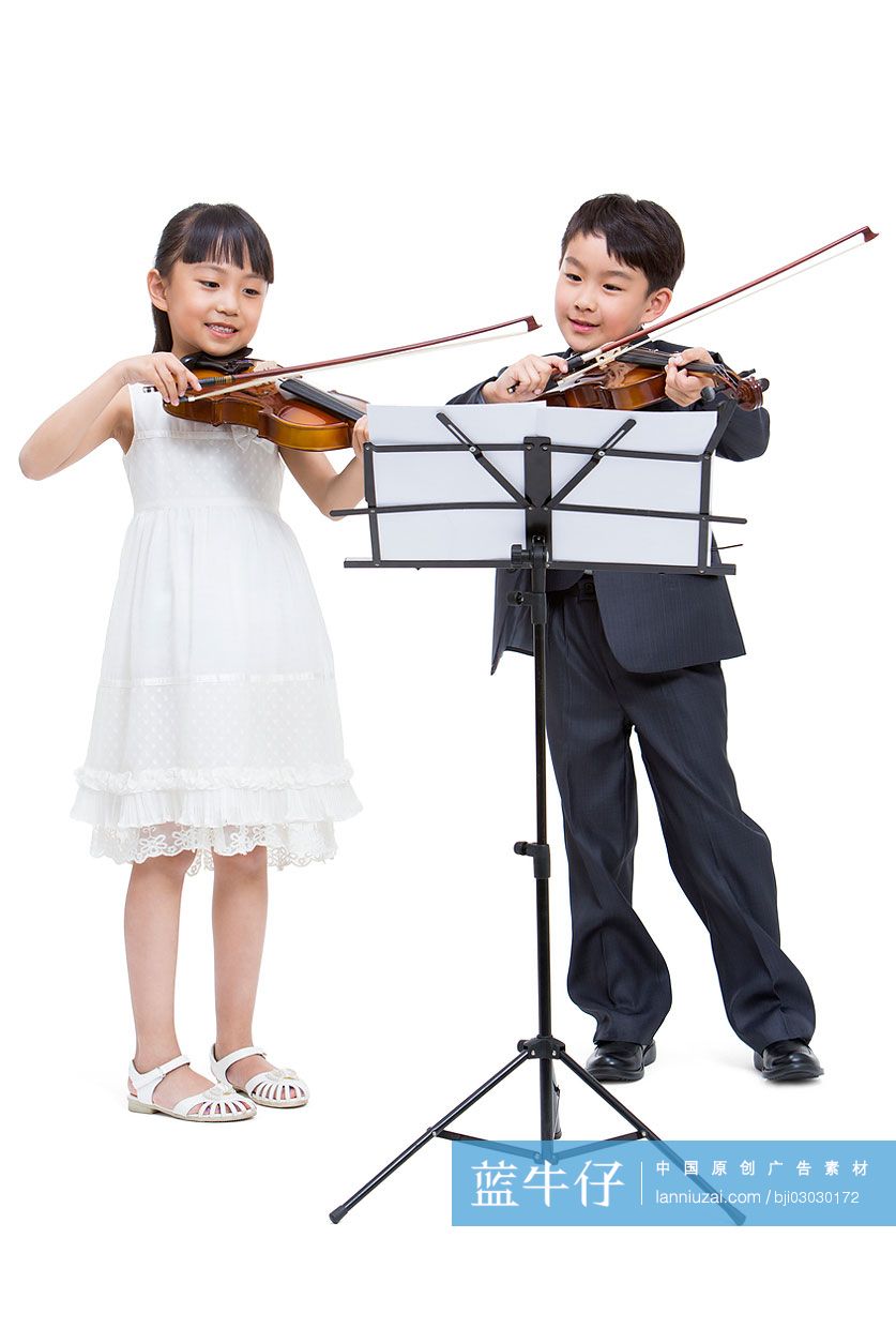 男孩和女孩在拉小提琴