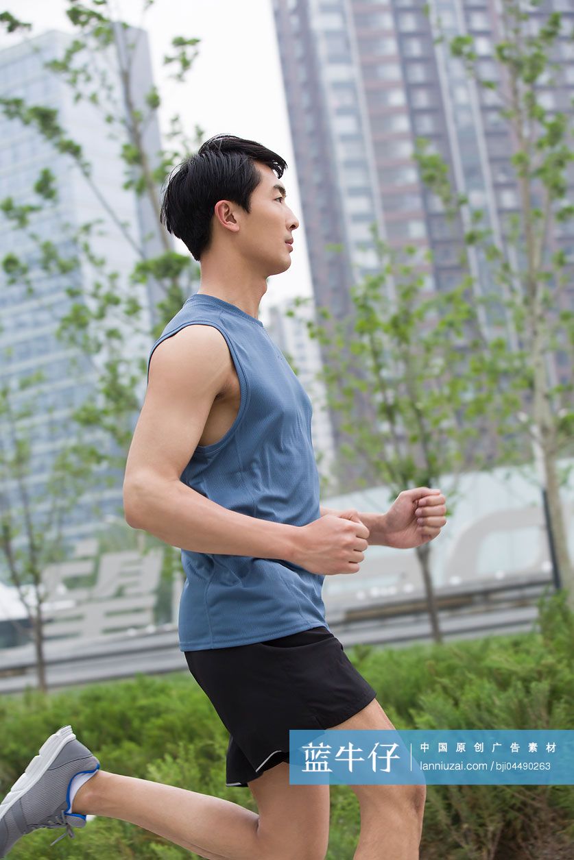 年轻男子在户外跑步健身