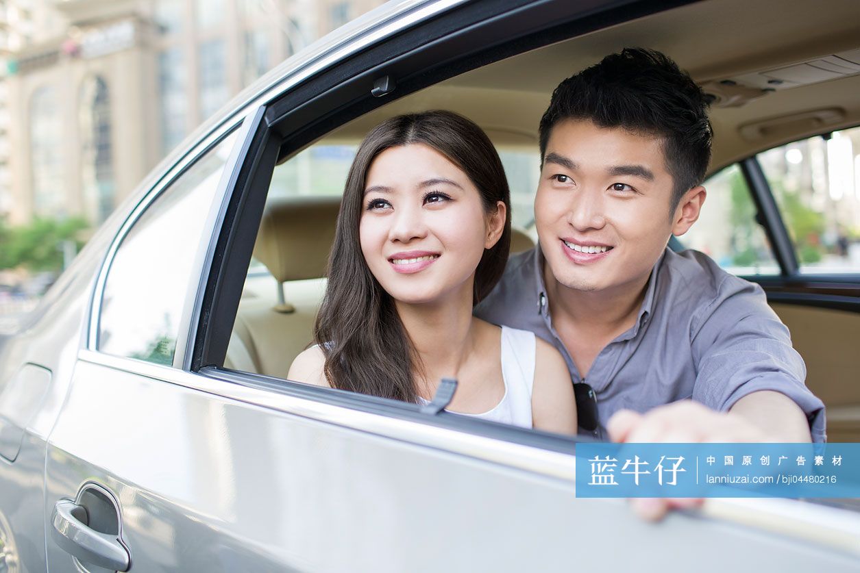 年轻情侣坐车出游
