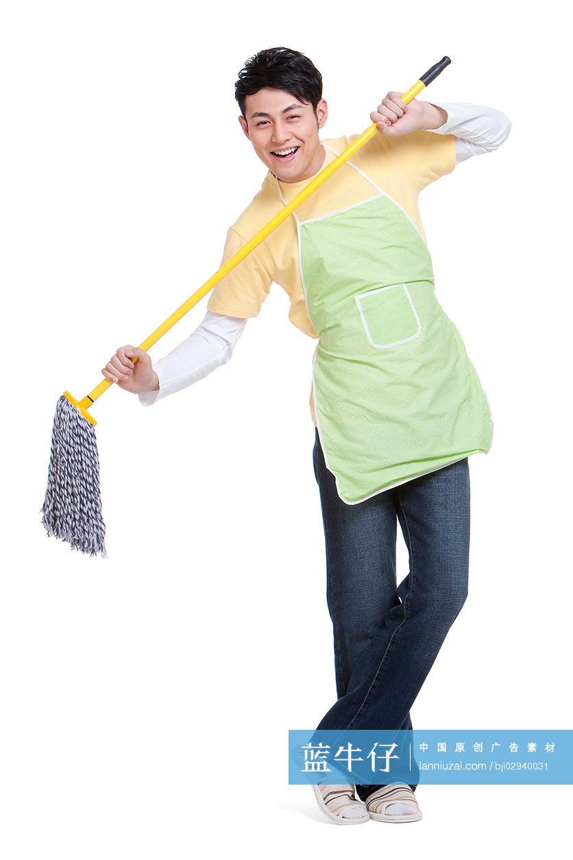 居家青年男性和拖把