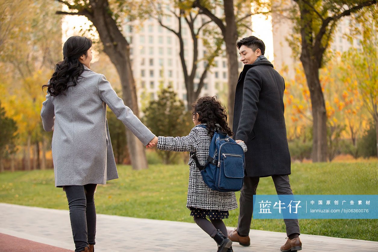 父母送孩子去上学