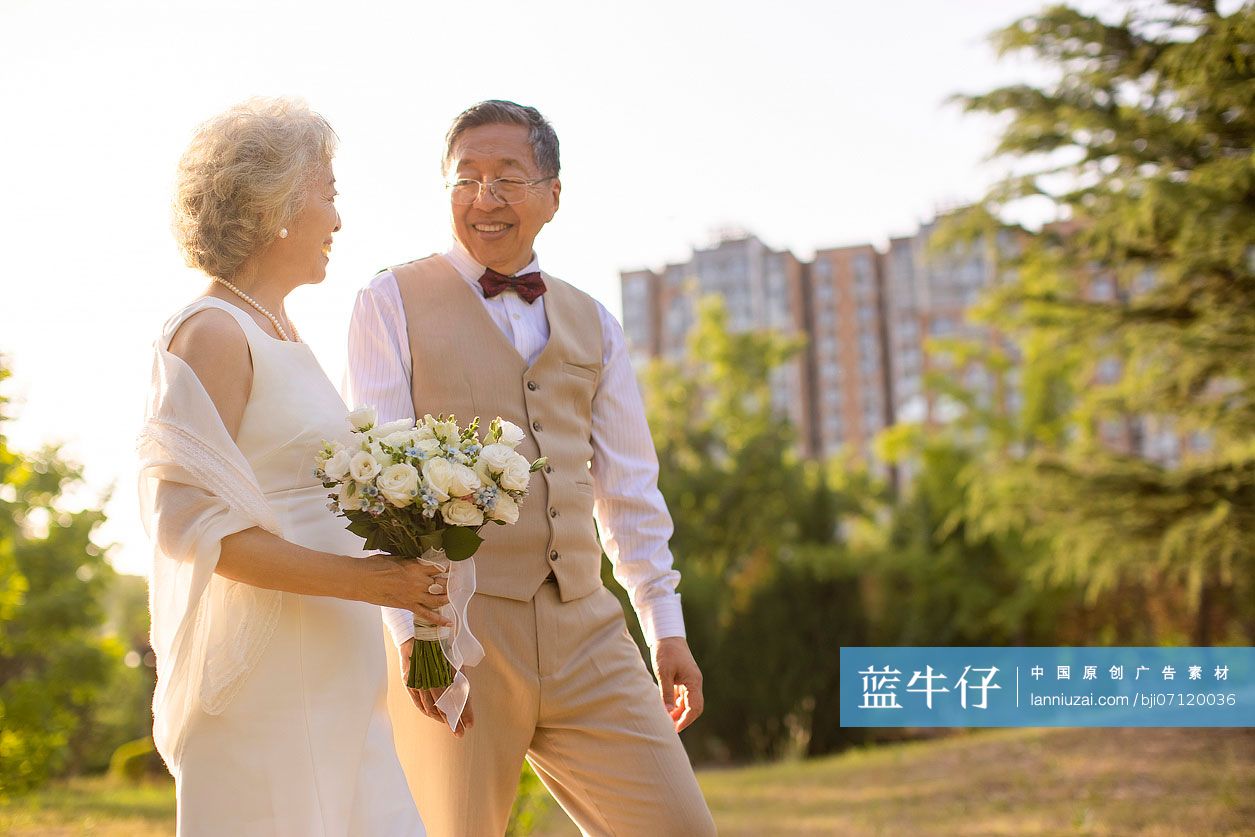 开心的老年新婚夫妇