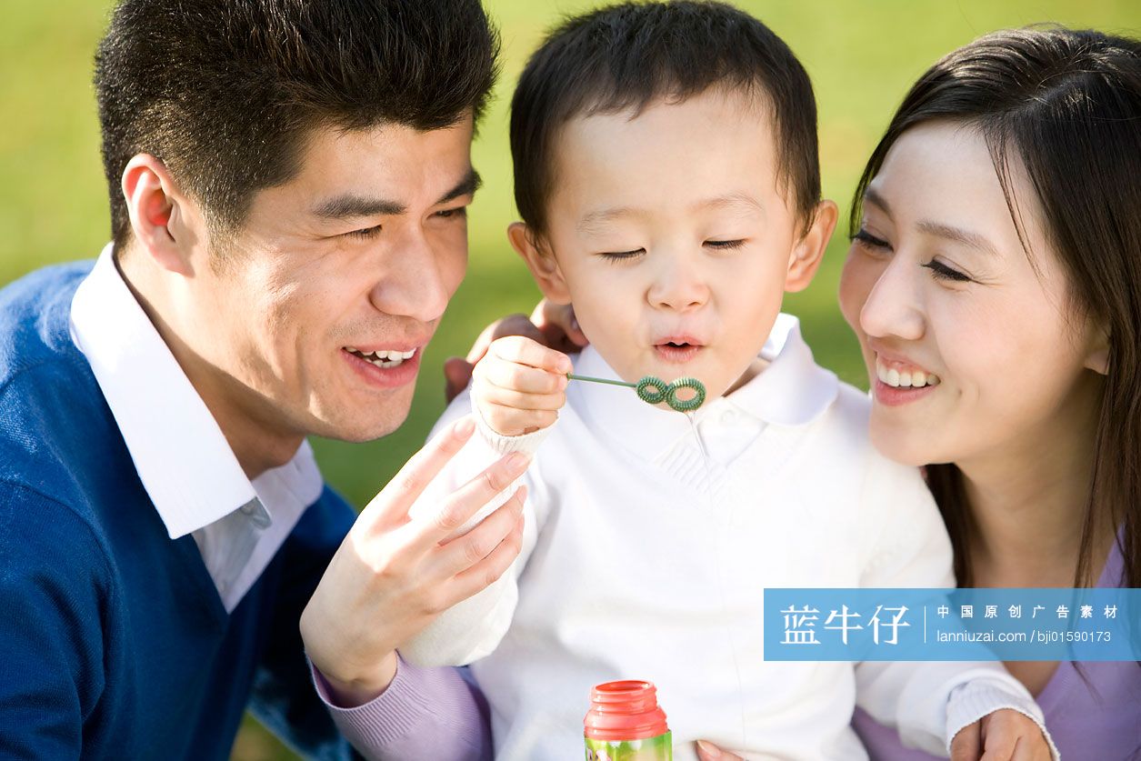 一家三口户外游玩