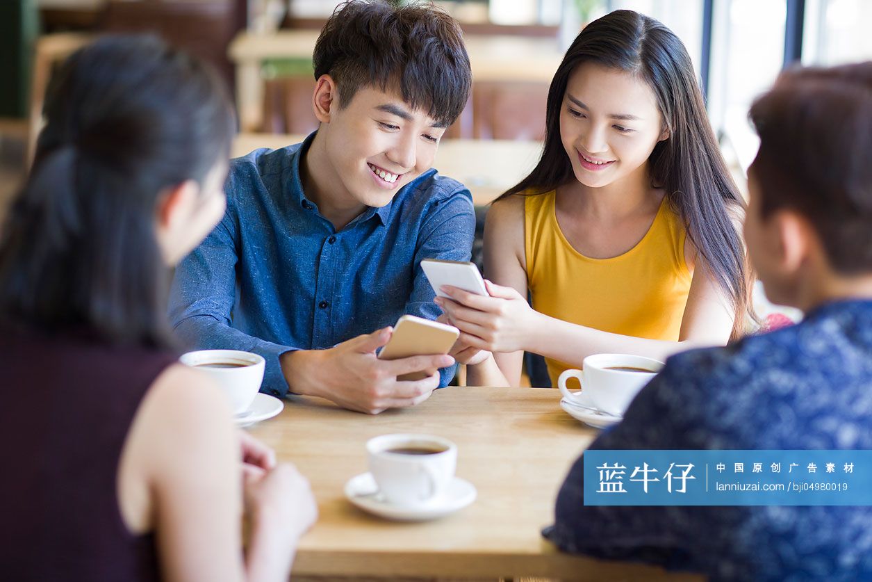 年轻人在咖啡馆玩手机