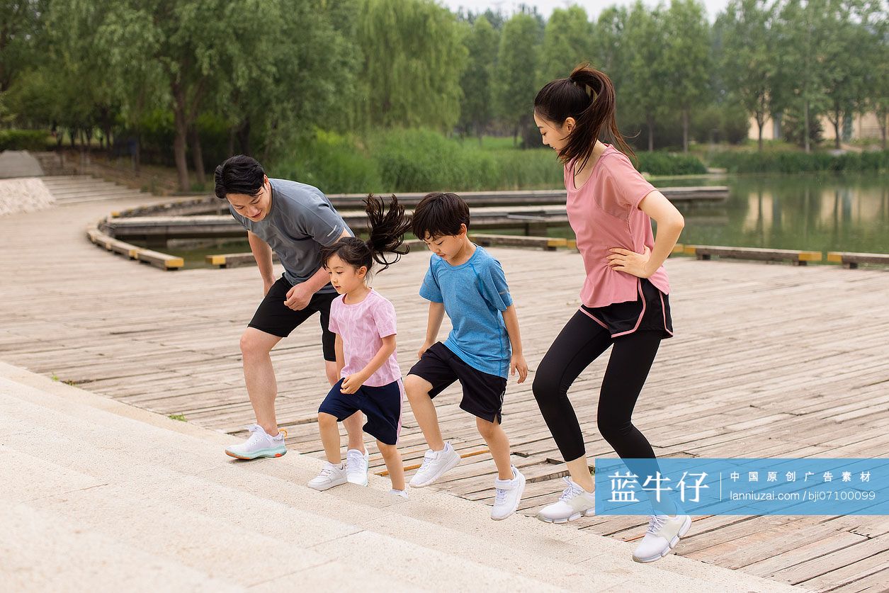 一家人在公园锻炼身体