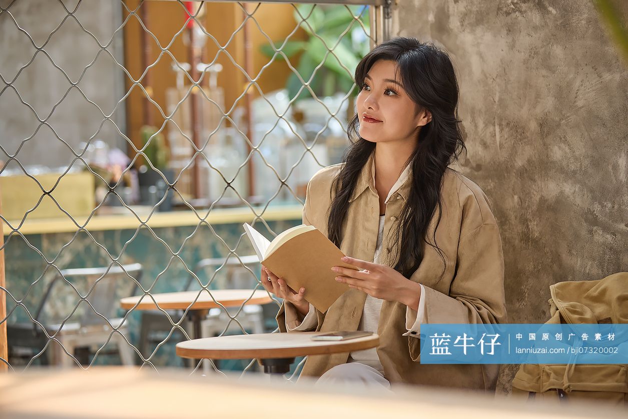 文艺女青年在咖啡馆看书