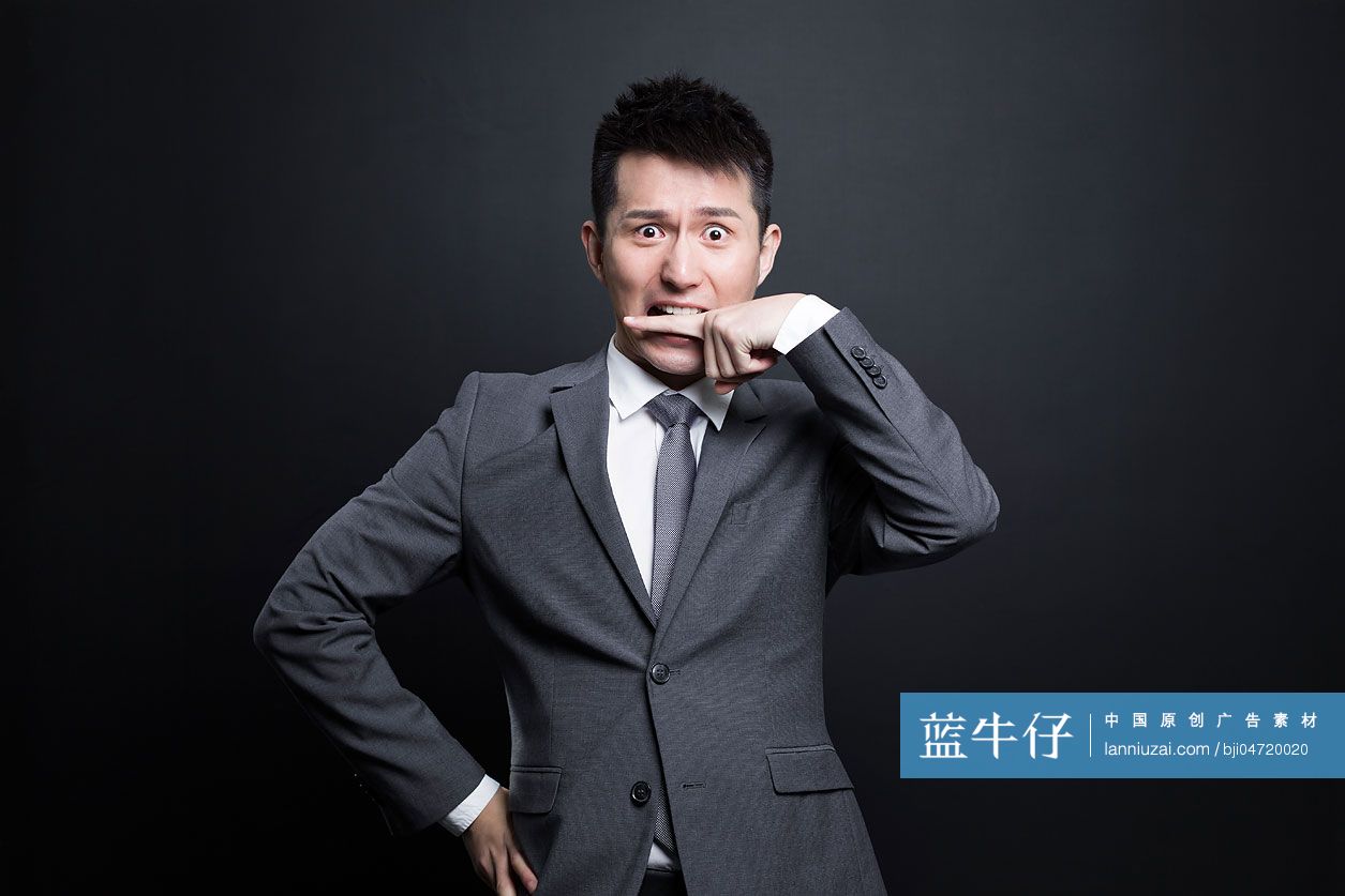 惊恐的商务男士