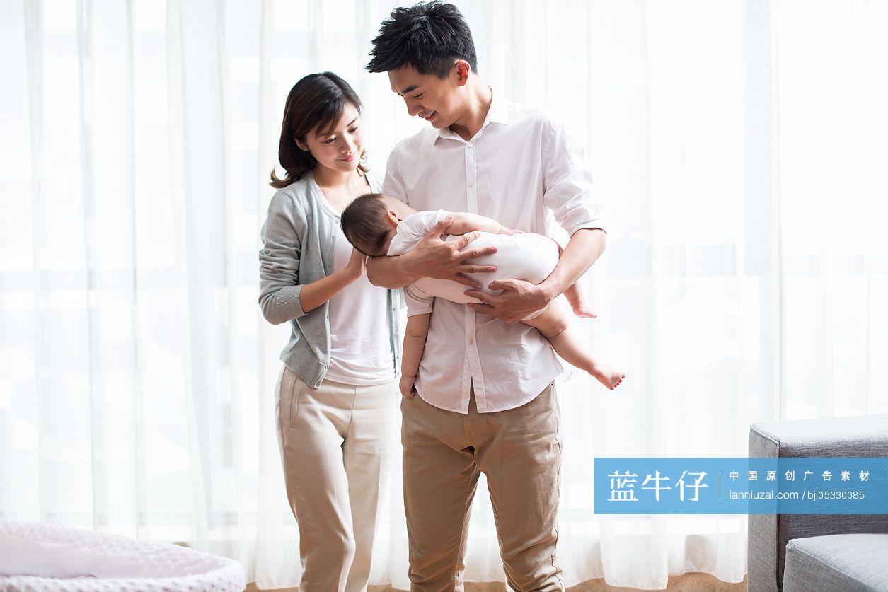 年轻父母哄宝宝睡觉