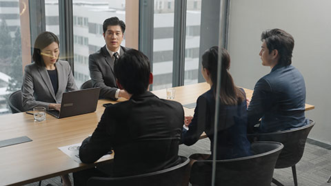 Confident Chinese business people having a meeting,4K