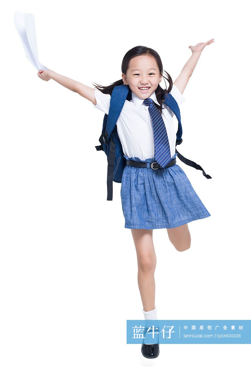 快乐的小学生拿着成绩单跳跃