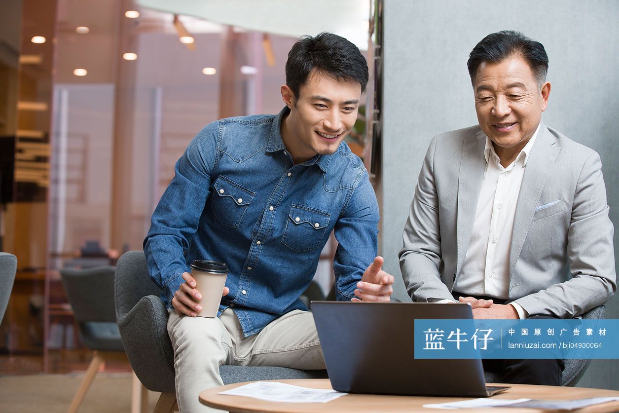 商务人士在办公室讨论工作