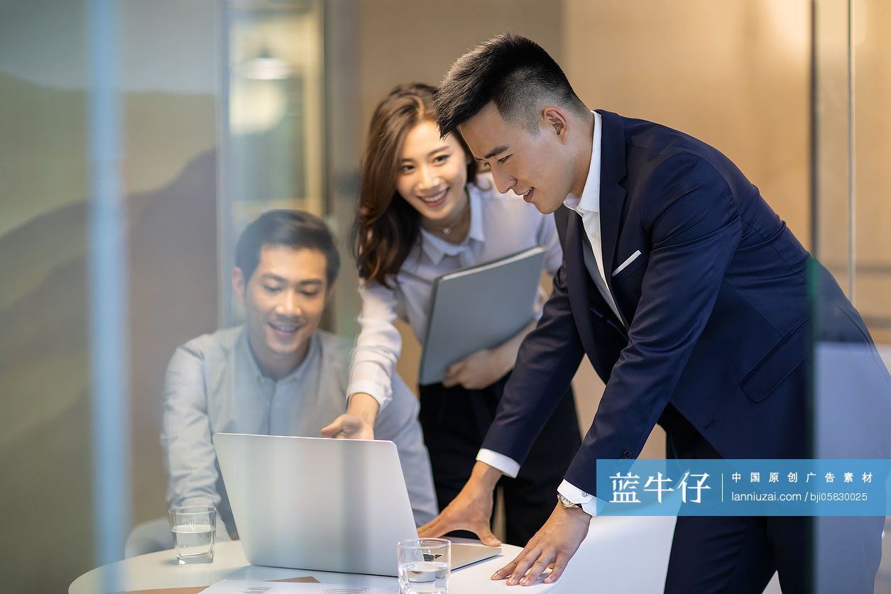 自信的商务人士在办公室讨论