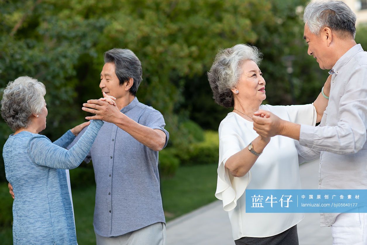 老年人在公园跳舞-蓝牛仔影像-中国原创广告影像素材