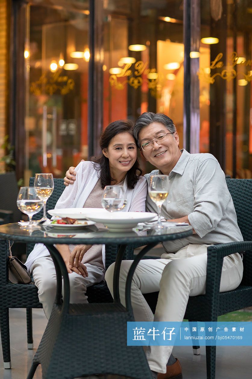 中老年夫妇在餐馆用餐