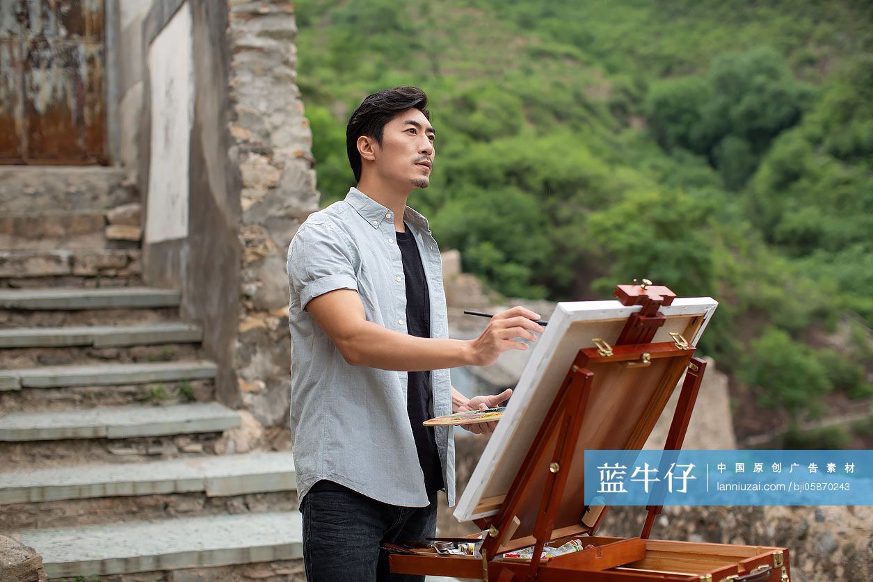 年轻的画家在户外写生