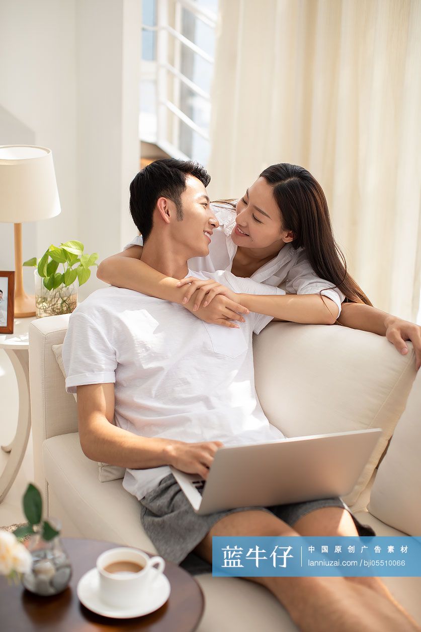 年轻情侣在家共享甜蜜时光