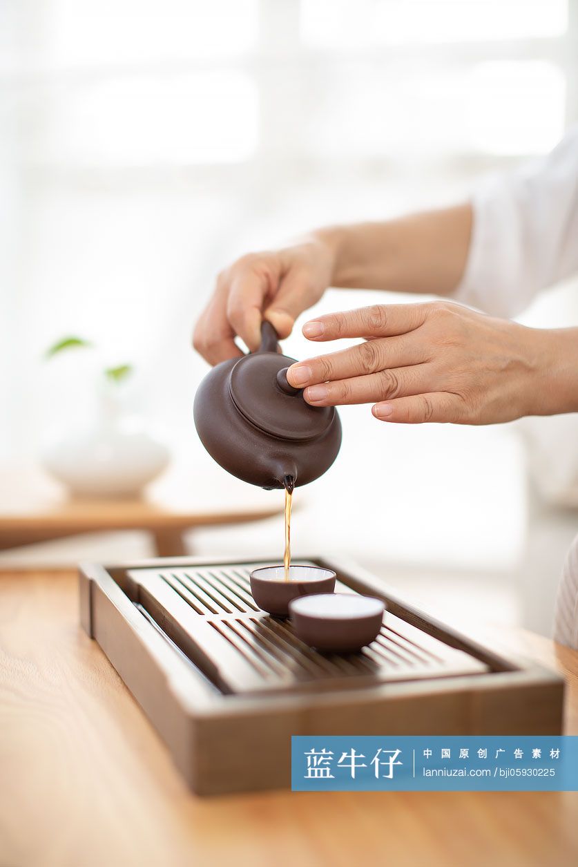 成熟女士在家喝茶