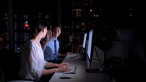 Young Chinese business people working late in office,4K