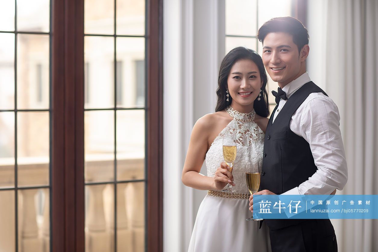 年轻夫妇在家喝香槟