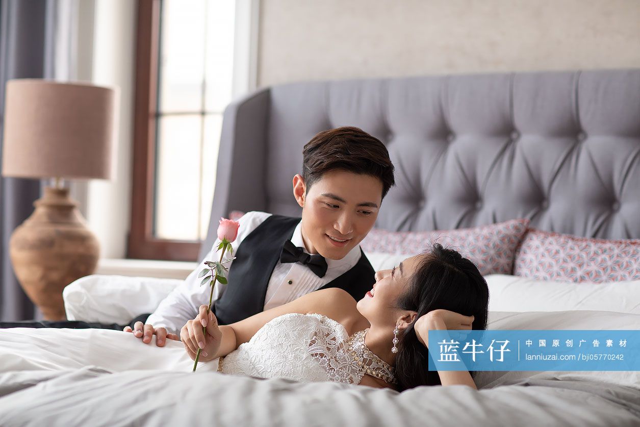 年轻夫妇在卧室共享甜蜜时光-蓝牛仔影像-中国原创广告影像素材