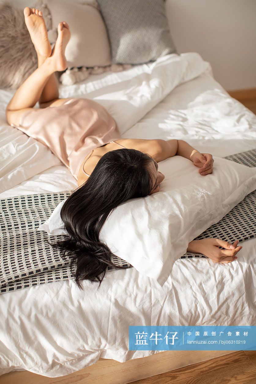 年轻女士躺在床上