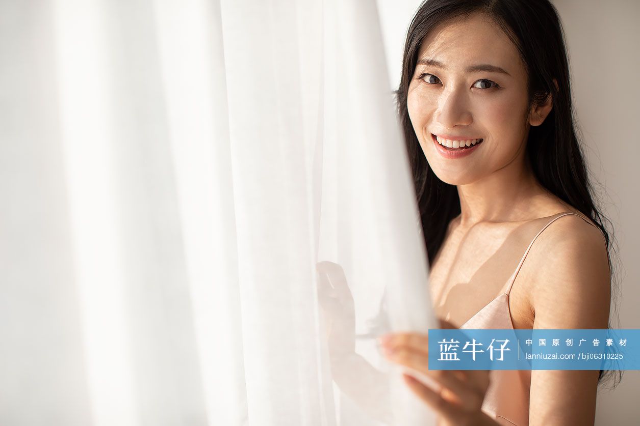 快乐年轻女士早晨起床