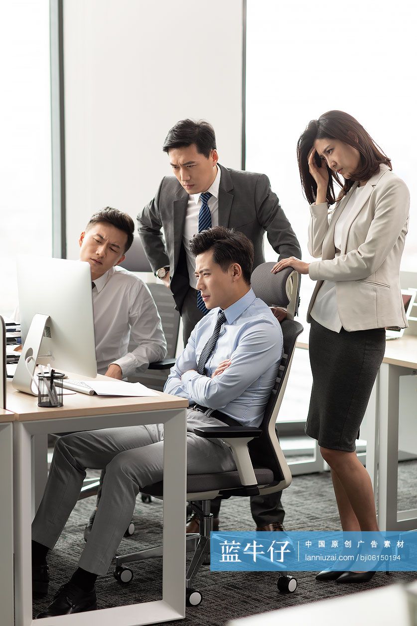 商务人士在办公室工作