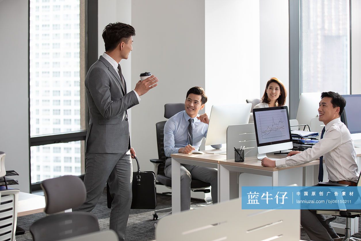 商务人士在办公室工作