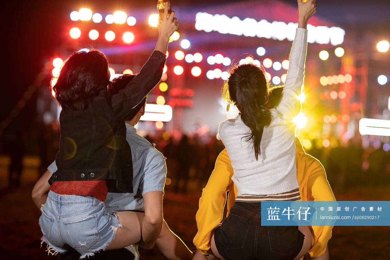 快乐的年轻朋友参加音乐节