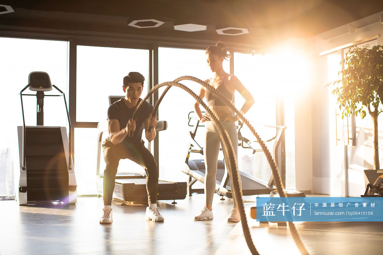 年轻女士上私教课