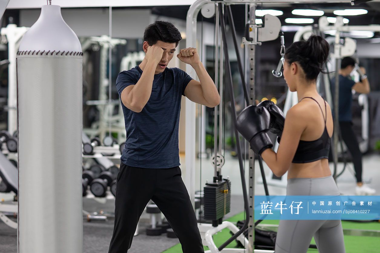 年轻女士上私教课