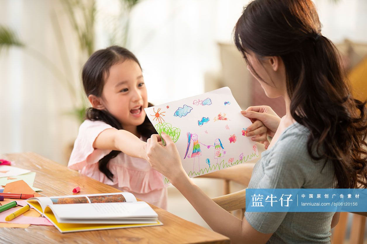 快乐的母女俩在家画画