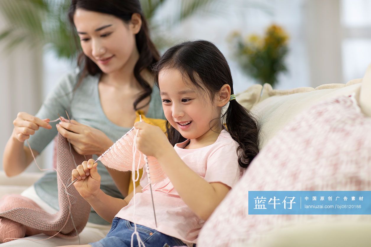 快乐的母女俩在家织围巾