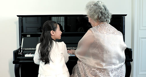 祖孙俩一起弹钢琴