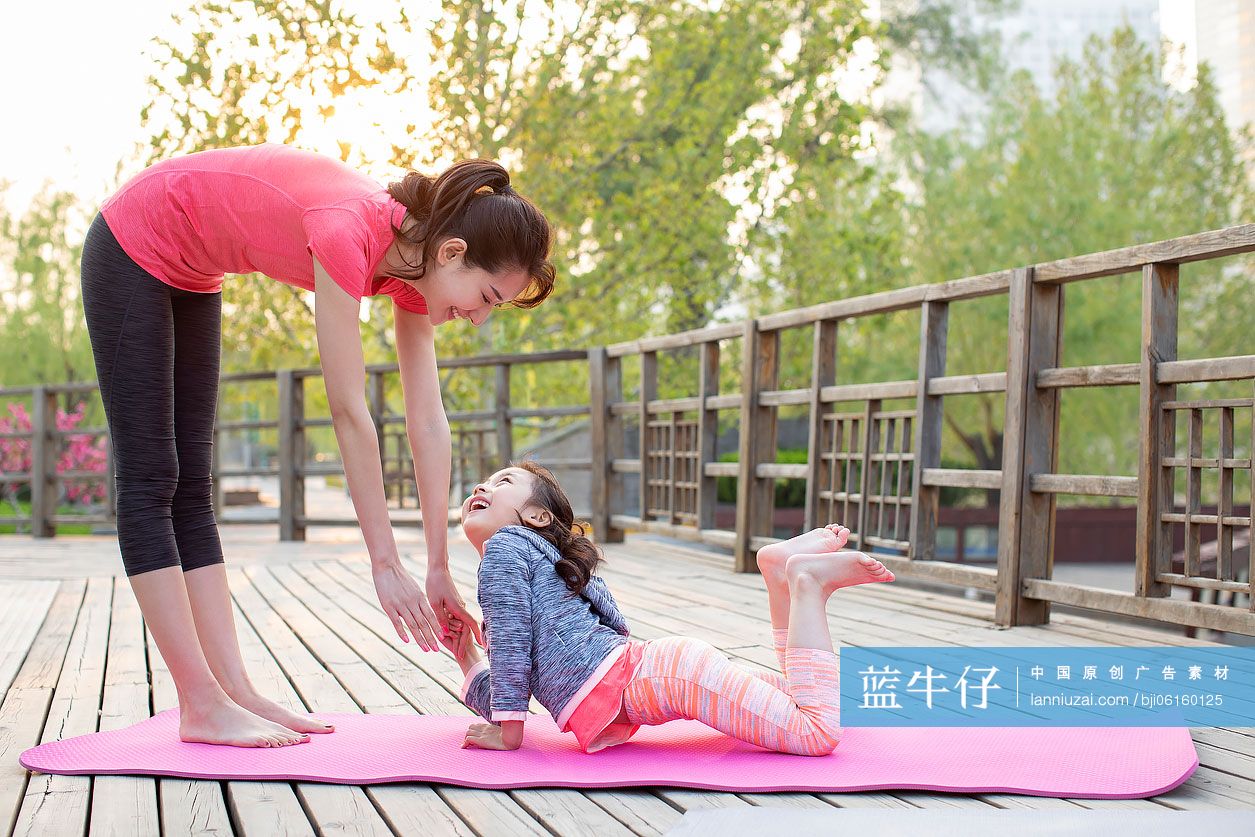 快乐的母女俩一起练瑜伽