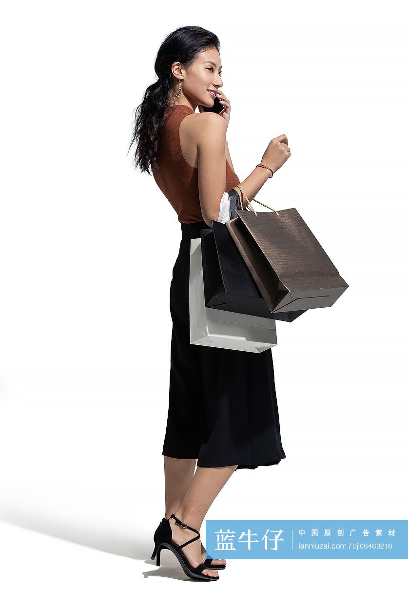 年轻女子逛街购物